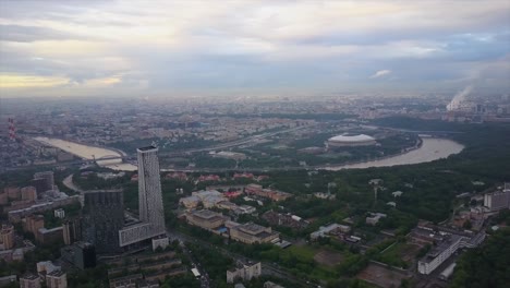 Rusia-crepuscular-Moscú-río-luzniki-famoso-paisaje-aéreo-panorama-4k