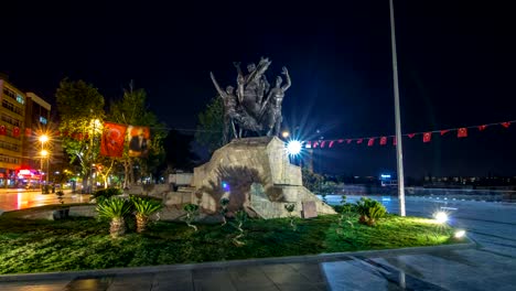 La-estatua-ecuestre-de-Ataturk-en-Plaza-de-la-República-la-noche-timelapse-hyperlapse-en-Antalya