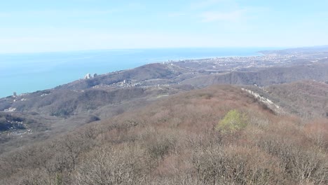 Vista-de-la-ciudad-de-Sochi-y-sus-alrededores-de-la-montaña-Akhun