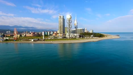 Torre-alfabético-en-pie-de-Batumi-a-través-mar,-bola-de-cristal-que-reflejan-el-sol