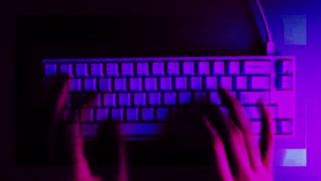 Tastatureingabe---schnelle-Bewegung-zu-stoppen.-Computer-Cyber-Kriminalität-Konzept.-Freelancer-Codierung-in-den-dunklen-Raum.-Moderne-Business-Technologie.-Hacker-DDoS-Attacke.