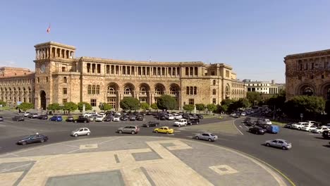 Vista-de-casa-de-gobierno-en-Ereván-en-Plaza-de-la-República,-oficina-del-primer-ministro