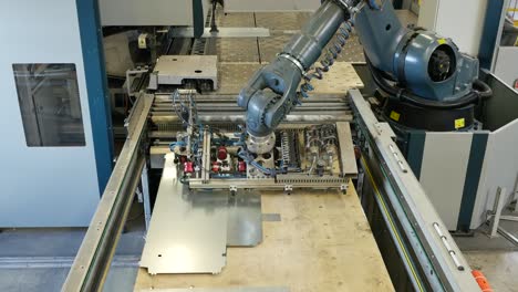 Roboterarm-in-einer-Metallfabrik-holt-Metallplatten