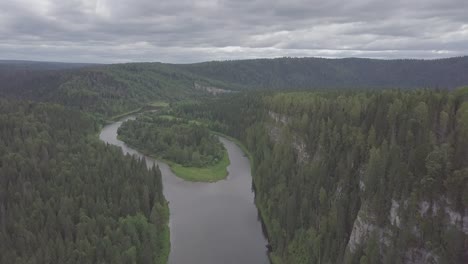 Flug-über-den-schönen-Berg-Fluss-und-schönen-Wald.-Clip.-Luftaufnahme-des-mystischen-Fluss-bei-Sonnenaufgang-mit-Nebel,-Sonne-über-dem-Fluss-Antenne