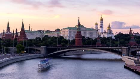 Moskauer-Kreml-und-Moskwa-Fluss-mit-Schiffen.-Russland.-Tag-zur-Nacht-Zeitraffer-in-den-Sommerabend