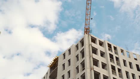 Construcción-de-grúas-para-la-construcción-en-un-fondo-de-cielo-azul-con-nubes-blancas