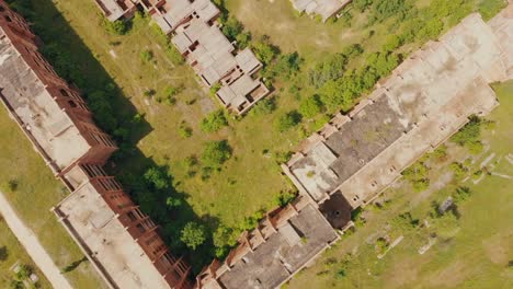 Fliegen-über-dem-alten-verlassenen-Bau.-Antenne:-Flug-über-unvollendete-Hochhaus-mit-Wohnungen.-Drohne-Ansicht.-Sommer-Saison.-Verlassene-Stadt-nach-der-Katastrophe.-HD-Filmmaterial