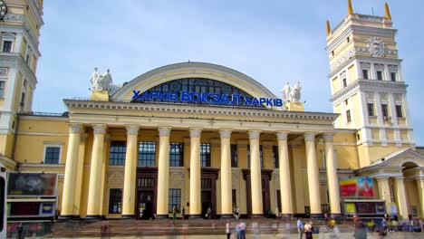 Estación-del-sur,-el-nombre-oficial-de-lo-pasajeros-de-Kharkov-ferrocarril-estación-timelapse-hyperlapse