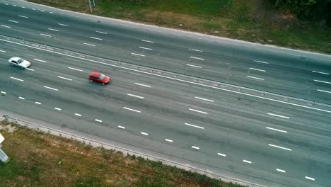 Vista-aérea-superior-de-la-ensambladura-de-camino-arriba,-tráfico-automóvil-y-mermelada-de-muchos-coches,-concepto-de-transporte