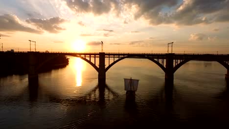 Segelboot-schweben-bei-Sonnenuntergang,-Luftbild