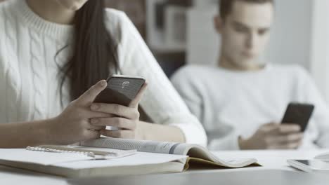 Estudiantes-charlando-con-sus-teléfonos-e-ignorar-mutuamente