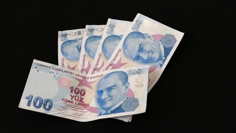 100-Türkische-Lira-Banknote,-schwarzer-Hintergrund