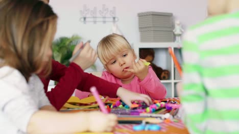 Gruppe-von-Kindern-und-Kunstklasse