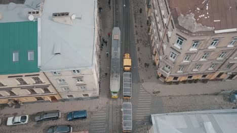 Aerial-City-Lwiw,-Ukraine.-European-City.-Touristische-Straßenbahn-fährt-ins-Stadtzentrum