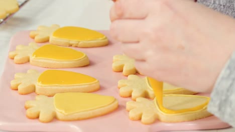 Decorar-galletas-de-azúcar-de-Pascua-con-glaseado-real.