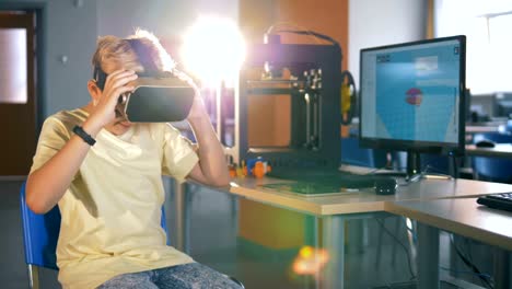 Niño-de-la-escuela-usando-cascos-de-realidad-virtual-explorando-la-realidad-virtual-3D-en-el-laboratorio-de-Ciencias.