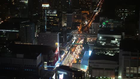 tráfico-en-las-calles-del-centro-de-negocios-de-una-gran-ciudad-por-la-noche