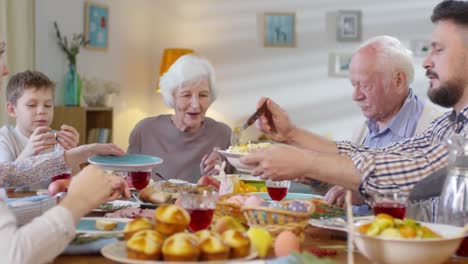 Familia-disfrutando-de-la-comida-en-Pascua