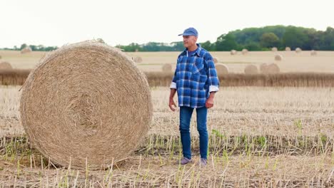 Moderne-Landwirtschaft.-Die-Liebe-zur-Landwirtschaft.-Landwirt-mit-digitalem-Tablet-bei-der-Prüfung-von-Bauernhof