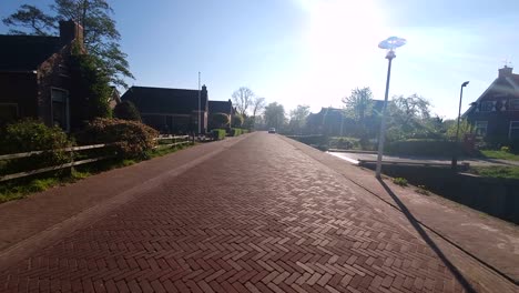 Rote-Kopfsteinpflasterstraße-im-traditionellen-Dorf-Holland