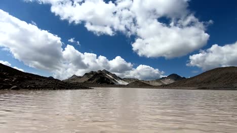 Timelapse-Schlucht-Klippen-und-Bergsee-mit-beweglichen-Himmelsschatten