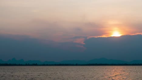 Zeitraffer-Natur-Hintergrund.-Sonnenuntergang.-Die-Bewegung-der-Wolken-und-Sonne.