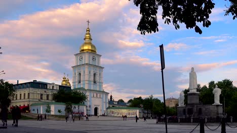 Noche-en-la-Plaza-Mikhailovskaya-en-Kiev