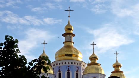 Goldene-Kuppeln-der-goldkuppelförmigen-Kathedrale-gegen-den-Himmel