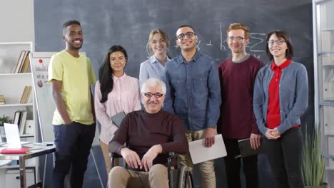 Porträt-des-behinderten-Professors-und-Studentengruppe