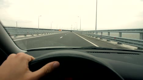 Fahrer-fährt-Auto-auf-Autobahn