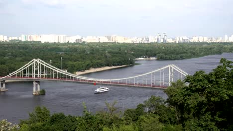 4k-Blick-auf-die-Fußgängerbrücke-über-den-Dnjepr