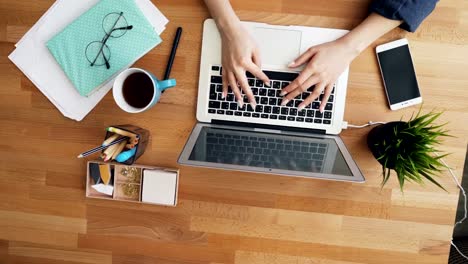 Weibliche-Hände-tippen-mit-Laptop-Computer-im-Büro-Kommunikation-bei-der-Arbeit