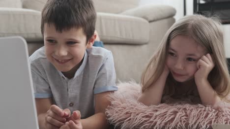 Hermano-y-hermana-viendo-películas-en-casa