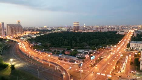 Luftblick-auf-die-Häuser-und-Straßen-der-Metropole