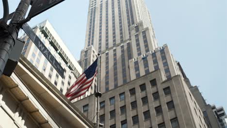 Amerikanische-Flagge.-Wolkenkratzer-von-New-York.