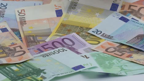 Die-Zeitlupe-des-Euro-fällt.-Banknoten-unterschiedlicher-Werte.-Euro-Bargeld