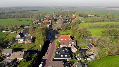 Luftaufnahme-kleines-schönes-Dorf-in-Holland.-Fliegen-über-die-Dächer-von-Häusern-und-Straßen-eines-kleinen-Dorfes-in-Holland.