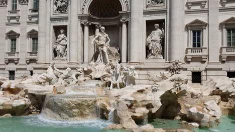 Fuente-de-Trevi-en-un-día-soleado-en-Roma,-Italia.-Famoso-lugar-turístico-en-Roma.