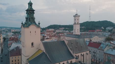 Ciudad-aérea-de-Lviv,-Ucrania.-Ciudad-Europea.-Zonas-populares-de-la-ciudad.-Ayuntamiento