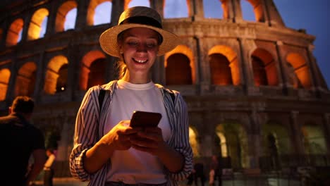 Glückliche-junge-Millennial-weibliche-Touristlesen-Textnachricht-per-App-auf-Smartphone-zufrieden-mit-Roaming-Internetverbindung