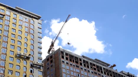 Vista-4K-de-la-construcción-de-un-edificio-de-varios-pisos.