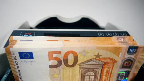 Gerät-berechnet-einen-Stapel-von-Euro-Scheinen