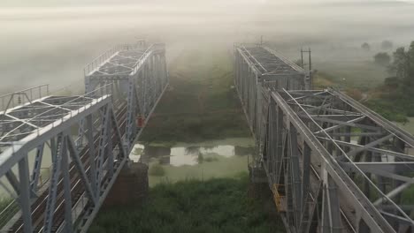 Puente-ferroviario-de-hierro-al-amanecer-en-la-niebla