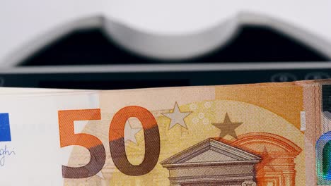 Prozess-der-Euro-Banknoten-zählung-bei-einer-Bank.