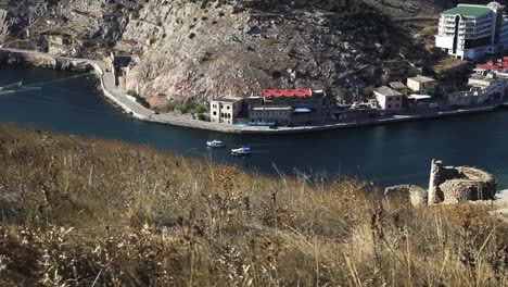 Panoramablick-auf-Balaclava-von-der-antiken-Festung-Chembalo.-Balaclava-Bay-mit-Yachten-an-strahlend-sonnigem-Tag.-Krim