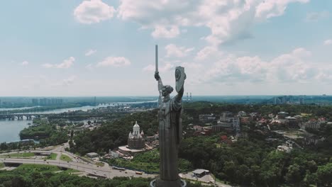 Escultura-de-acero-inoxidable-de-la-Patria-en-la-orilla-del-río-Dnieper,-Kiev,-Ucrania.