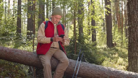 Rentner-mit-Handy-in-Woods