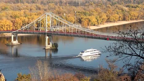 Otoño-Dnieper-en-Kiev-en-un-día-soleado.-Vista-del-puente-del-parque