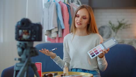 Junge-schöne-Frau-professionelle-Schönheit-Vlogger-oder-Blogger-Aufnahme-Make-up-Tutorial-auf-Social-Media-zu-teilen.