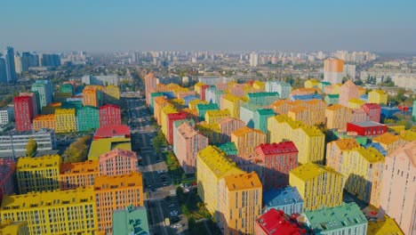 Barrio-residencial-con-casas-multicolores